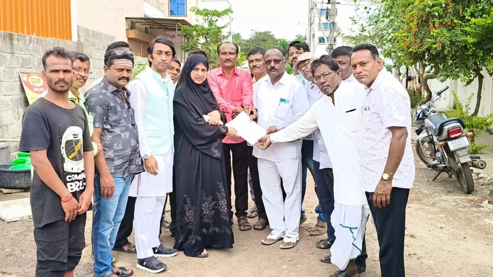 ಕಲಬುರಗಿ | ಮೂಲಭೂತ ಸೌಲಭ್ಯ ಒದಗಿಸುವಂತೆ ಆಗ್ರಹಿಸಿ ಶಾಸಕರಿಗೆ ಮನವಿ ಕಲಬುರಗಿ | ಮೂಲಭೂತ ಸೌಲಭ್ಯ ಒದಗಿಸುವಂತೆ ಆಗ್ರಹಿಸಿ ಶಾಸಕರಿಗೆ ಮನವಿ