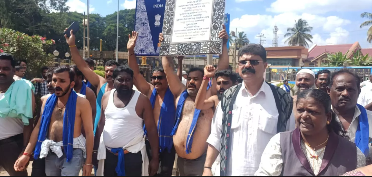 ಹುಬ್ಬಳ್ಳಿ | ಆರೆಸ್ಸೆಸ್ ನಿಷೇಧಿಸಲು ಆಗ್ರಹಿಸಿ ಅರೆಬೆತ್ತಲೆ ಮೆರವಣಿಗೆ; ರಾಷ್ಟ್ರೀಯ ಅಹಿಂದ ಸಂಘಟನೆ ಕಾರ್ಯಕರ್ತರು ಪೊಲೀಸ್ ವಶಕ್ಕೆ