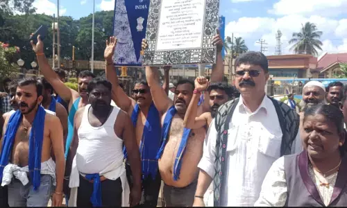 ಹುಬ್ಬಳ್ಳಿ | ಆರೆಸ್ಸೆಸ್ ನಿಷೇಧಿಸಲು ಆಗ್ರಹಿಸಿ ಅರೆಬೆತ್ತಲೆ ಮೆರವಣಿಗೆ; ರಾಷ್ಟ್ರೀಯ ಅಹಿಂದ ಸಂಘಟನೆ ಕಾರ್ಯಕರ್ತರು ಪೊಲೀಸ್ ವಶಕ್ಕೆ