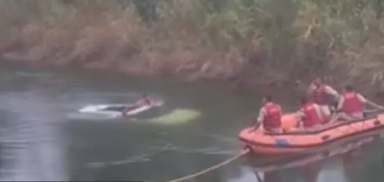 ಮಂಡ್ಯ | ಕಾಲುವೆಗೆ ಬಿದ್ದ ಕಾರು: ಚಾಲಕ ಪ್ರಾಣಾಪಾಯದಿಂದ ಪಾರು ಮಂಡ್ಯ | ಕಾಲುವೆಗೆ ಬಿದ್ದ ಕಾರು: ಚಾಲಕ ಪ್ರಾಣಾಪಾಯದಿಂದ ಪಾರು