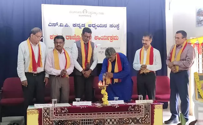 ಮಂಗಳೂರು ವಿವಿಯಲ್ಲಿ ಕನ್ನಡ ರಾಜ್ಯೋತ್ಸವ ಸಂಭ್ರಮ ಮಂಗಳೂರು ವಿವಿಯಲ್ಲಿ ಕನ್ನಡ ರಾಜ್ಯೋತ್ಸವ ಸಂಭ್ರಮ