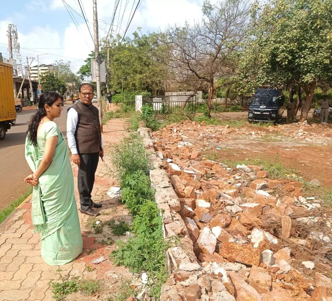 ಬೀದರ್ | ಬ್ರೀಮ್ಸ್ ವಸತಿ ಗೃಹ ಸುತ್ತಲಿನ ಒತ್ತುವರಿ ತೆರವುಗೊಳಿಸಿದ ಜಿಲ್ಲಾಧಿಕಾರಿ ಶಿಲ್ಪಾ ಶರ್ಮಾ