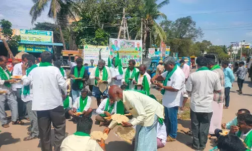 ವಿಜಯನಗರ | ಹಕ್ಕು ಪತ್ರ ವಿತರಿಸುವಂತೆ ಆಗ್ರಹಿಸಿ ರೈತರಿಂದ ಪ್ರತಿಭಟನೆ