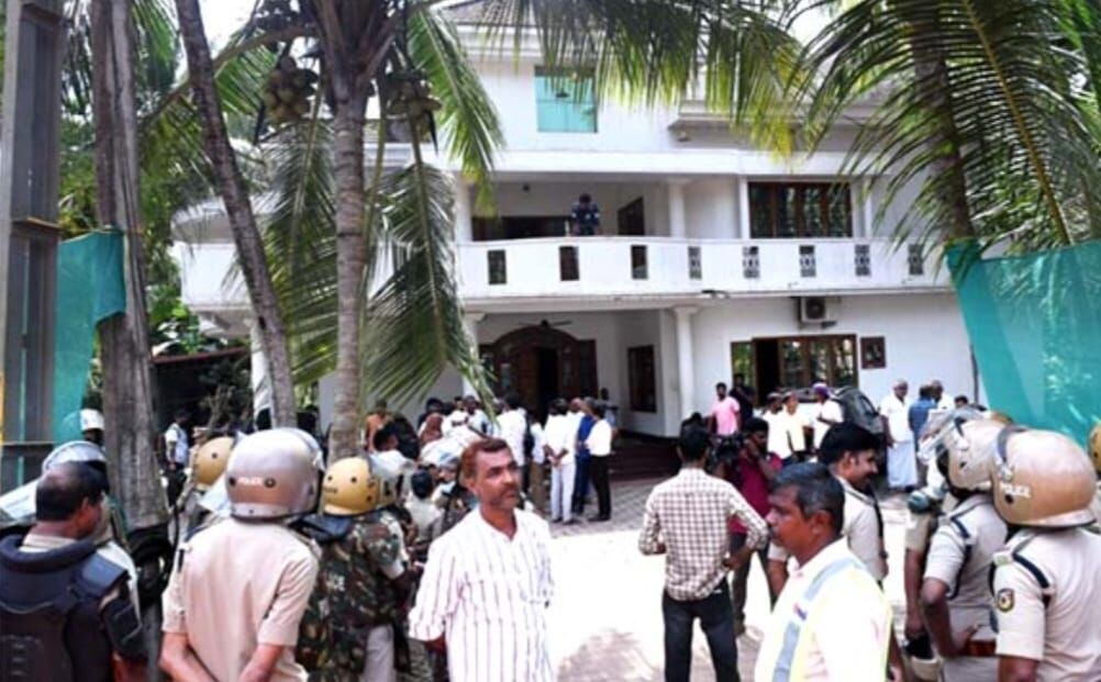 ಕಾಸರಗೋಡು:  ಸಂಘರ್ಷಕ್ಕೆ ಕಾರಣವಾದ  ಭೂಸ್ವಾಧೀನ ಪ್ರಕ್ರಿಯೆ; ಮನೆ ತೆರವಿಗೆ ಬಂದ ರಾ.ಹೆ ಪ್ರಾಧಿಕಾರದ ಅಧಿಕಾರಿಗಳ ಮುಂದೆ ಆತ್ಮಹತ್ಯೆ ಬೆದರಿಕೆ