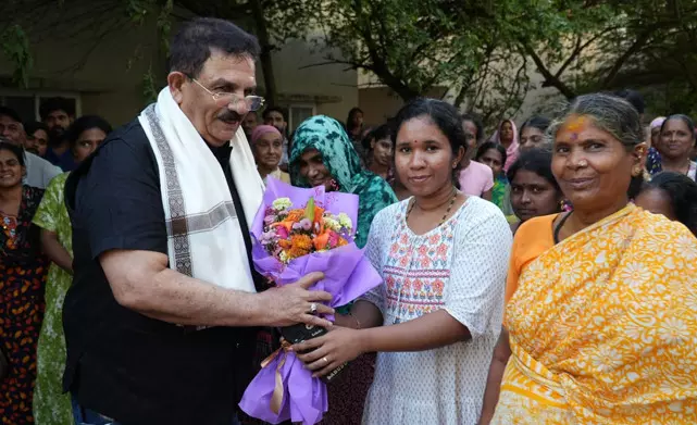 ರಾಜ್ಯೋತ್ಸವ ಪ್ರಶಸ್ತಿಯಲ್ಲಿ ದೊರೆತ 5 ಲಕ್ಷ ರೂ.ಗಳನ್ನು 5 ಮಾನವೀಯ ಸೇವಾ ಸಂಸ್ಥೆಗಳಿಗೆ ಘೋಷಿಸಿದ ಝಕರಿಯ ಜೋಕಟ್ಟೆ ರಾಜ್ಯೋತ್ಸವ ಪ್ರಶಸ್ತಿಯಲ್ಲಿ ದೊರೆತ 5 ಲಕ್ಷ ರೂ.ಗಳನ್ನು 5 ಮಾನವೀಯ ಸೇವಾ ಸಂಸ್ಥೆಗಳಿಗೆ ಘೋಷಿಸಿದ ಝಕರಿಯ ಜೋಕಟ್ಟೆ