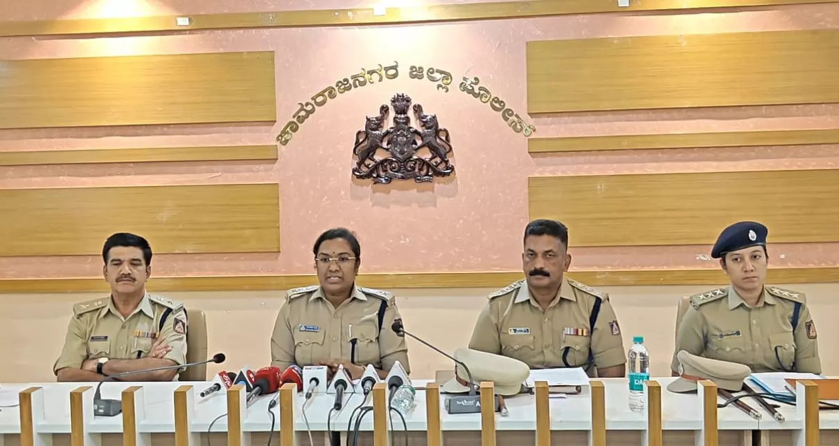 ಚಾಮರಾಜನಗರ | ಡಾ.ಬಿ.ಆರ್.ಅಂಬೇಡ್ಕರ್ ಭಾವಚಿತ್ರವಿರುವ ಪ್ಲೆಕ್ಸ್ ಹರಿದು, ಬುದ್ದನ ವಿಗ್ರಹ ಧ್ವಂಸಗೊಳಿಸಿದ್ದ ಪ್ರಕರಣ; ಆರೋಪಿ ಮಂಜುನಾಥ್ ಬಂಧನ ಚಾಮರಾಜನಗರ | ಡಾ.ಬಿ.ಆರ್.ಅಂಬೇಡ್ಕರ್ ಭಾವಚಿತ್ರವಿರುವ ಪ್ಲೆಕ್ಸ್ ಹರಿದು, ಬುದ್ದನ ವಿಗ್ರಹ ಧ್ವಂಸಗೊಳಿಸಿದ್ದ ಪ್ರಕರಣ; ಆರೋಪಿ ಮಂಜುನಾಥ್ ಬಂಧನ