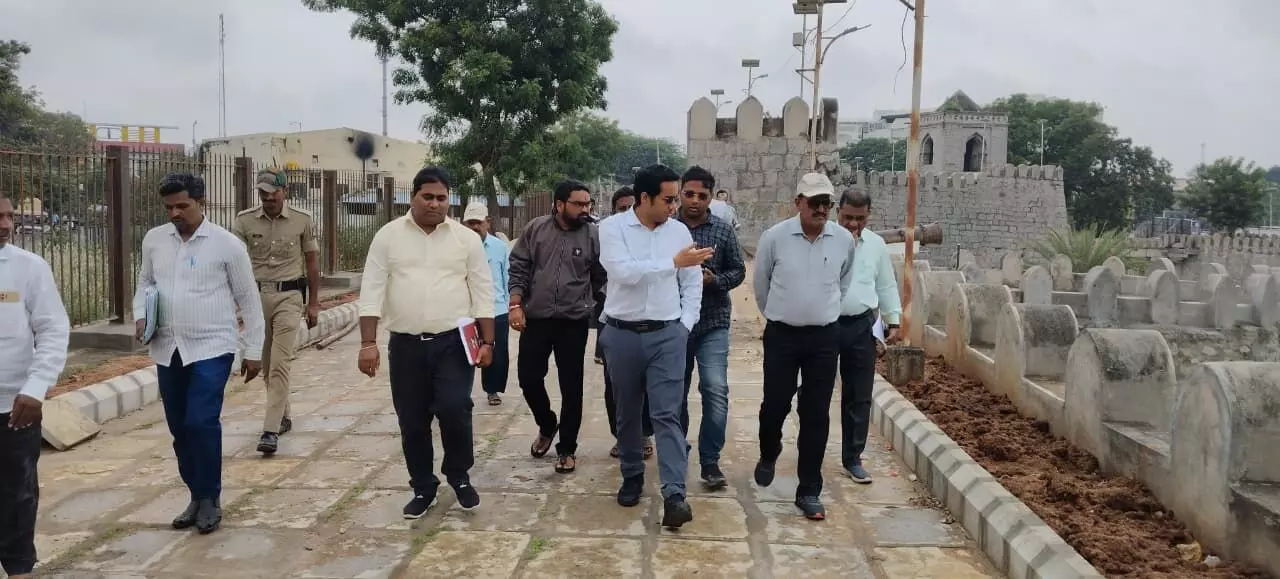 ರಾಯಚೂರು | ನಗರದ ಐತಿಹಾಸಿಕ ಕೋಟೆ, ನವರಂಗ ದರ್ವಾಜಕ್ಕೆ ಪ್ರಾಚ್ಯ ವಸ್ತು ಇಲಾಖೆಯ ಆಯುಕ್ತರ ಭೇಟಿ