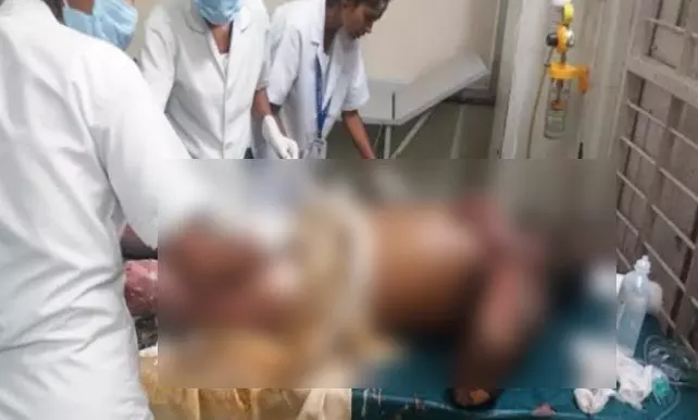 ಮಂಡ್ಯ | ಡಿಸಿ ಕಚೇರಿ ಎದುರು ಬೆಂಕಿ ಹಚ್ಚಿಕೊಂಡು ರೈತ ಆತ್ಮಹತ್ಯೆಗೆ ಯತ್ನ ಮಂಡ್ಯ | ಡಿಸಿ ಕಚೇರಿ ಎದುರು ಬೆಂಕಿ ಹಚ್ಚಿಕೊಂಡು ರೈತ ಆತ್ಮಹತ್ಯೆಗೆ ಯತ್ನ