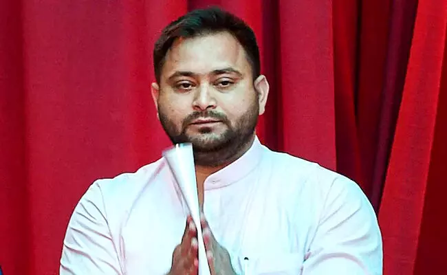 ಬಿಹಾರ ಚುನಾವಣೆ | ‘ಇಂಡಿಯಾ’ ಮೈತ್ರಿಕೂಟ ಗೆದ್ದರೆ ಎಂಎಸ್ಪಿಯೊಂದಿಗೆ ಕ್ವಿಂಟಲ್ ಭತ್ತಕ್ಕೆ 300ರೂ.,ಗೋದಿಗೆ 400ರೂ.ಬೋನಸ್ : ತೇಜಸ್ವಿ ಯಾದವ್ ಭರವಸೆ ಬಿಹಾರ ಚುನಾವಣೆ | ‘ಇಂಡಿಯಾ’ ಮೈತ್ರಿಕೂಟ ಗೆದ್ದರೆ ಎಂಎಸ್ಪಿಯೊಂದಿಗೆ ಕ್ವಿಂಟಲ್ ಭತ್ತಕ್ಕೆ 300ರೂ.,ಗೋದಿಗೆ 400ರೂ.ಬೋನಸ್ : ತೇಜಸ್ವಿ ಯಾದವ್ ಭರವಸೆ