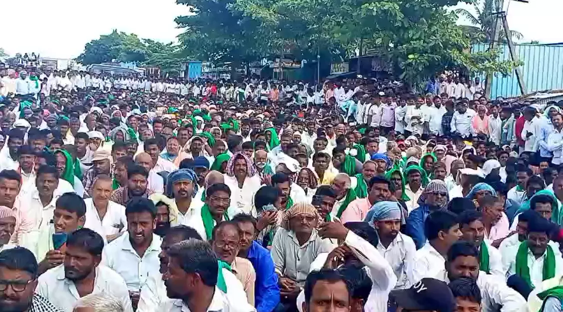 ಬೆಳಗಾವಿ | ಕಬ್ಬಿಗೆ ಸೂಕ್ತ ದರ ನಿಗದಿಗೆ ಆಗ್ರಹಿಸಿ ಬೀದಿಗಿಳಿದ ಬೆಳೆಗಾರರು; ಹೆದ್ದಾರಿಯಲ್ಲೇ ಅಹೋರಾತ್ರಿ ಧರಣಿ