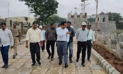 ರಾಯಚೂರು | ನಗರದ ಐತಿಹಾಸಿಕ ಕೋಟೆ, ನವರಂಗ ದರ್ವಾಜಕ್ಕೆ ಪ್ರಾಚ್ಯ ವಸ್ತು ಇಲಾಖೆಯ ಆಯುಕ್ತರ ಭೇಟಿ