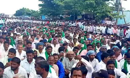 ಬೆಳಗಾವಿ | ಕಬ್ಬಿಗೆ ಸೂಕ್ತ ದರ ನಿಗದಿಗೆ ಆಗ್ರಹಿಸಿ ಬೀದಿಗಿಳಿದ ಬೆಳೆಗಾರರು; ಹೆದ್ದಾರಿಯಲ್ಲೇ ಅಹೋರಾತ್ರಿ ಧರಣಿ