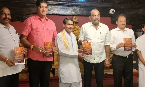 ಶೀರೂರು ಮಠ ಪರ್ಯಾಯ: ಜಿಲ್ಲೆಯ ಮನೆಮನೆಗೂ ಅಹ್ವಾನ ಪತ್ರಿಕೆ ಹಂಚಿಕೆ