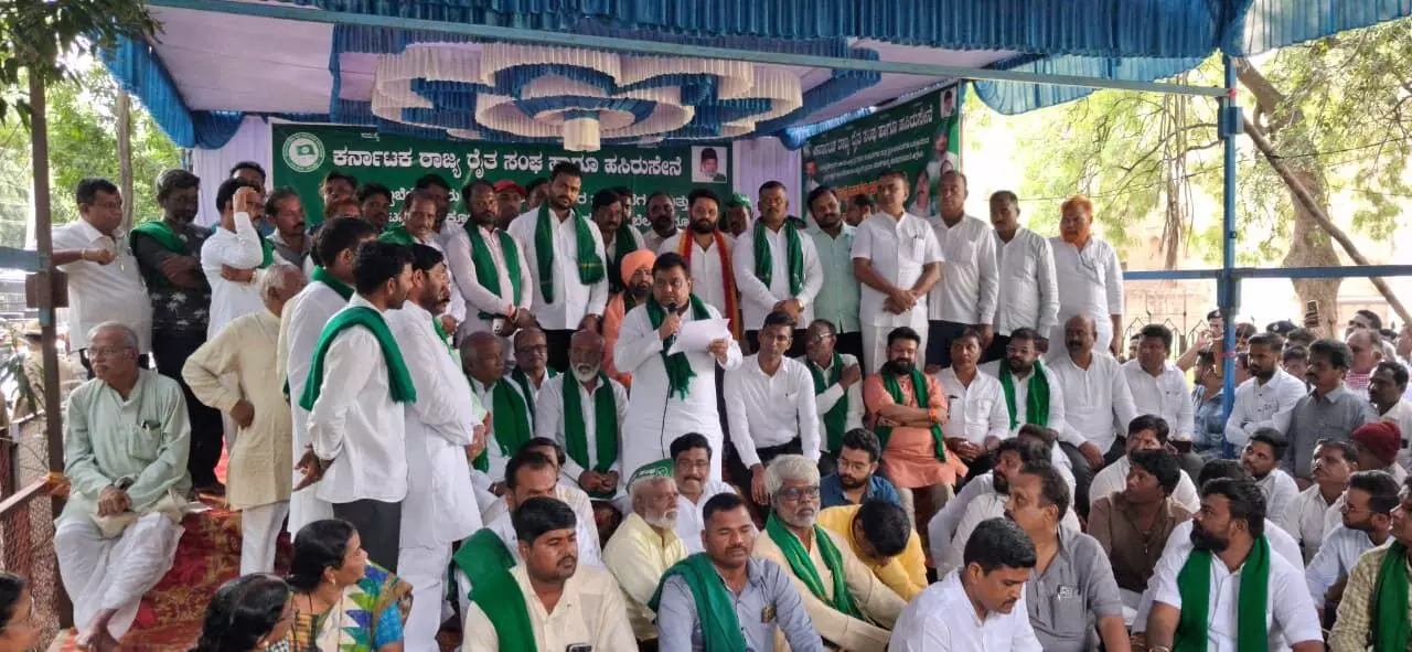 ಕಬ್ಬು ಬೆಳೆಗಾರರ ಸಮಸ್ಯೆ ಇತ್ಯರ್ಥಕ್ಕೆ ಸಚಿವ ಸಂಪುಟ ಸಭೆಯಲ್ಲಿ ಪ್ರಾಮಾಣಿಕ ಪ್ರಯತ್ನ: ಎಂ.ಬಿ.ಪಾಟೀಲ್ ಭರವಸೆ ಕಬ್ಬು ಬೆಳೆಗಾರರ ಸಮಸ್ಯೆ ಇತ್ಯರ್ಥಕ್ಕೆ ಸಚಿವ ಸಂಪುಟ ಸಭೆಯಲ್ಲಿ ಪ್ರಾಮಾಣಿಕ ಪ್ರಯತ್ನ: ಎಂ.ಬಿ.ಪಾಟೀಲ್ ಭರವಸೆ