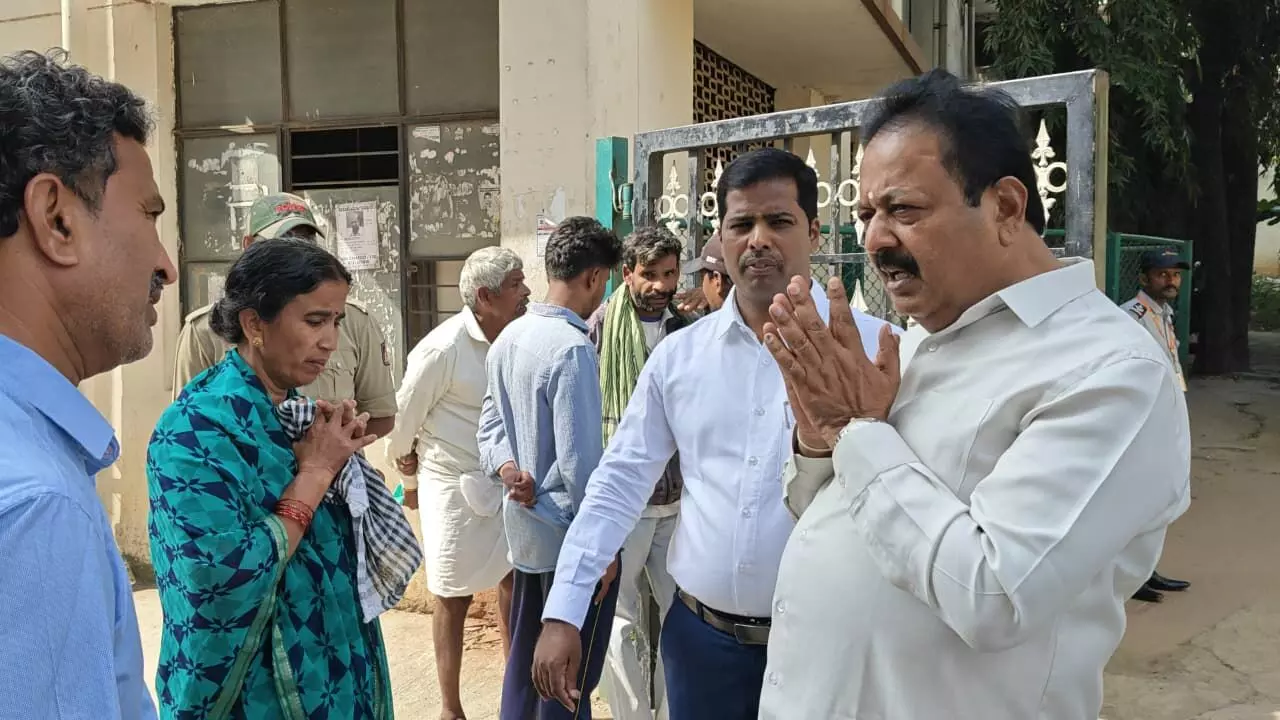 ಆತ್ಮಹತ್ಯೆ ಮಾಡಿಕೊಂಡ ರೈತನ ಕುಟುಂಬಕ್ಕೆ 5 ಲಕ್ಷ ರೂ. ಪರಿಹಾರ: ಎನ್.ಚಲುವರಾಯಸ್ವಾಮಿ ಆತ್ಮಹತ್ಯೆ ಮಾಡಿಕೊಂಡ ರೈತನ ಕುಟುಂಬಕ್ಕೆ 5 ಲಕ್ಷ ರೂ. ಪರಿಹಾರ: ಎನ್.ಚಲುವರಾಯಸ್ವಾಮಿ