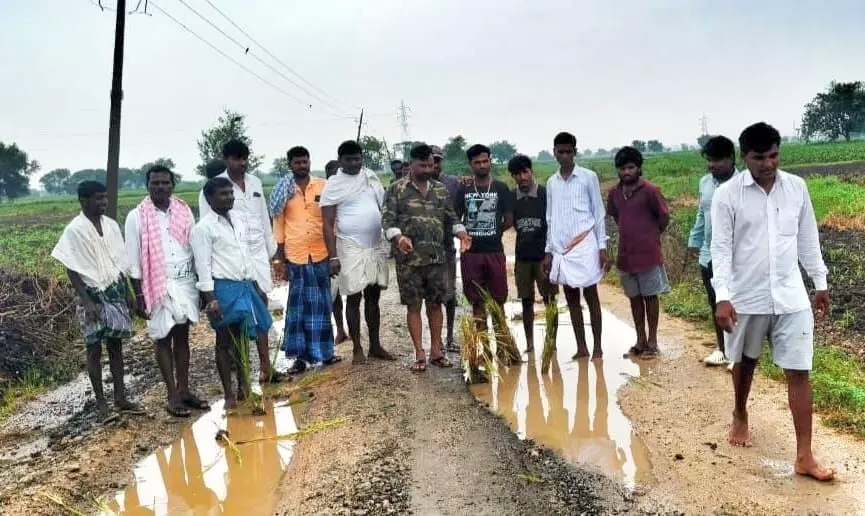 ಯಾದಗಿರಿ | ಕಳಪೆ ರಸ್ತೆ ಕಾಮಗಾರಿ : ಭತ್ತ ನಾಟಿ ಮಾಡಿ ಗ್ರಾಮಸ್ಥರಿಂದ ಪ್ರತಿಭಟನೆ ಯಾದಗಿರಿ | ಕಳಪೆ ರಸ್ತೆ ಕಾಮಗಾರಿ : ಭತ್ತ ನಾಟಿ ಮಾಡಿ ಗ್ರಾಮಸ್ಥರಿಂದ ಪ್ರತಿಭಟನೆ