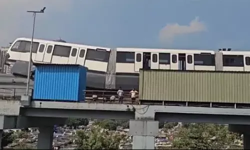 ಮುಂಬೈ: ಪರೀಕ್ಷಾರ್ಥ ಸಂಚಾರದ ಸಂದರ್ಭ ವಾಲಿದ ಮೋನೋ ರೈಲು!