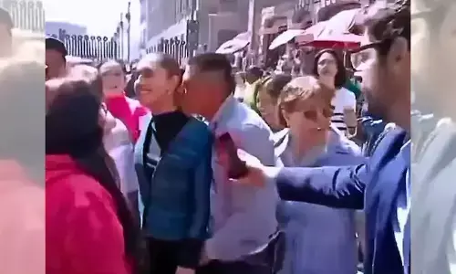 ಮೆಕ್ಸಿಕೋ ಅಧ್ಯಕ್ಷೆಯನ್ನು ಚುಂಬಿಸಲು ಯತ್ನಿಸಿದ ವ್ಯಕ್ತಿ: ವೀಡಿಯೊ ವೈರಲ್