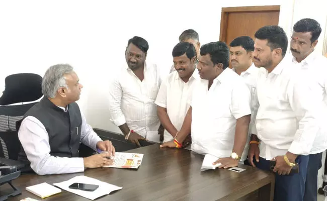 ಈಡಿಗ ಸಮುದಾಯದ ಸಮಸ್ಯೆಗಳ ಇತ್ಯರ್ಥಕ್ಕೆ ಸಿಎಂ ಜೊತೆ ಚರ್ಚೆ : ಸಚಿವ ಪ್ರಿಯಾಂಕ್ ಖರ್ಗೆ ಭರವಸೆ ಈಡಿಗ ಸಮುದಾಯದ ಸಮಸ್ಯೆಗಳ ಇತ್ಯರ್ಥಕ್ಕೆ ಸಿಎಂ ಜೊತೆ ಚರ್ಚೆ : ಸಚಿವ ಪ್ರಿಯಾಂಕ್ ಖರ್ಗೆ ಭರವಸೆ