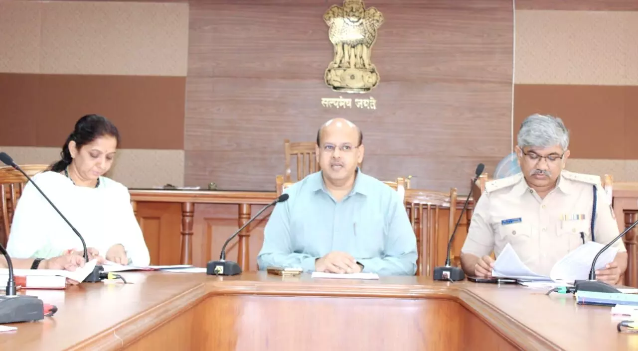 ಕೊಪ್ಪಳ | ರಸ್ತೆ ಸುರಕ್ಷತೆಗೆ ಅರಿವು ಕಾರ್ಯಕ್ರಮ ಹಮ್ಮಿಕೊಳ್ಳಿ : ಡಿಸಿ ಸುರೇಶ್ ಇಟ್ನಾಳ ಕೊಪ್ಪಳ | ರಸ್ತೆ ಸುರಕ್ಷತೆಗೆ ಅರಿವು ಕಾರ್ಯಕ್ರಮ ಹಮ್ಮಿಕೊಳ್ಳಿ : ಡಿಸಿ ಸುರೇಶ್ ಇಟ್ನಾಳ