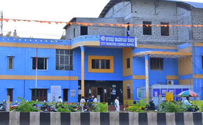 ಕೊಪ್ಪಳ | ಕನ್ನಡದಲ್ಲಿ ನಾಮಫಲಕ ಹಾಕುವಂತೆ ನಗರಸಭೆ ಪೌರಾಯುಕ್ತರಿಂದ ಸೂಚನೆ