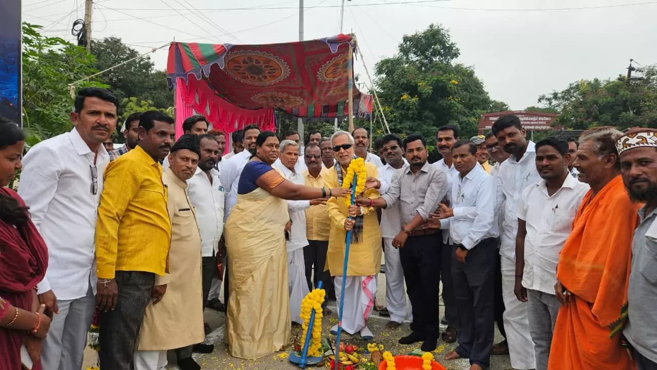 ಯಾದಗಿರಿ | ಮೂರು ಕೋಟಿ ರೂ. ವೆಚ್ಚದ ರಸ್ತೆ ಕಾಮಗಾರಿಗೆ ಶಾಸಕರಿಂದ ಚಾಲನೆ