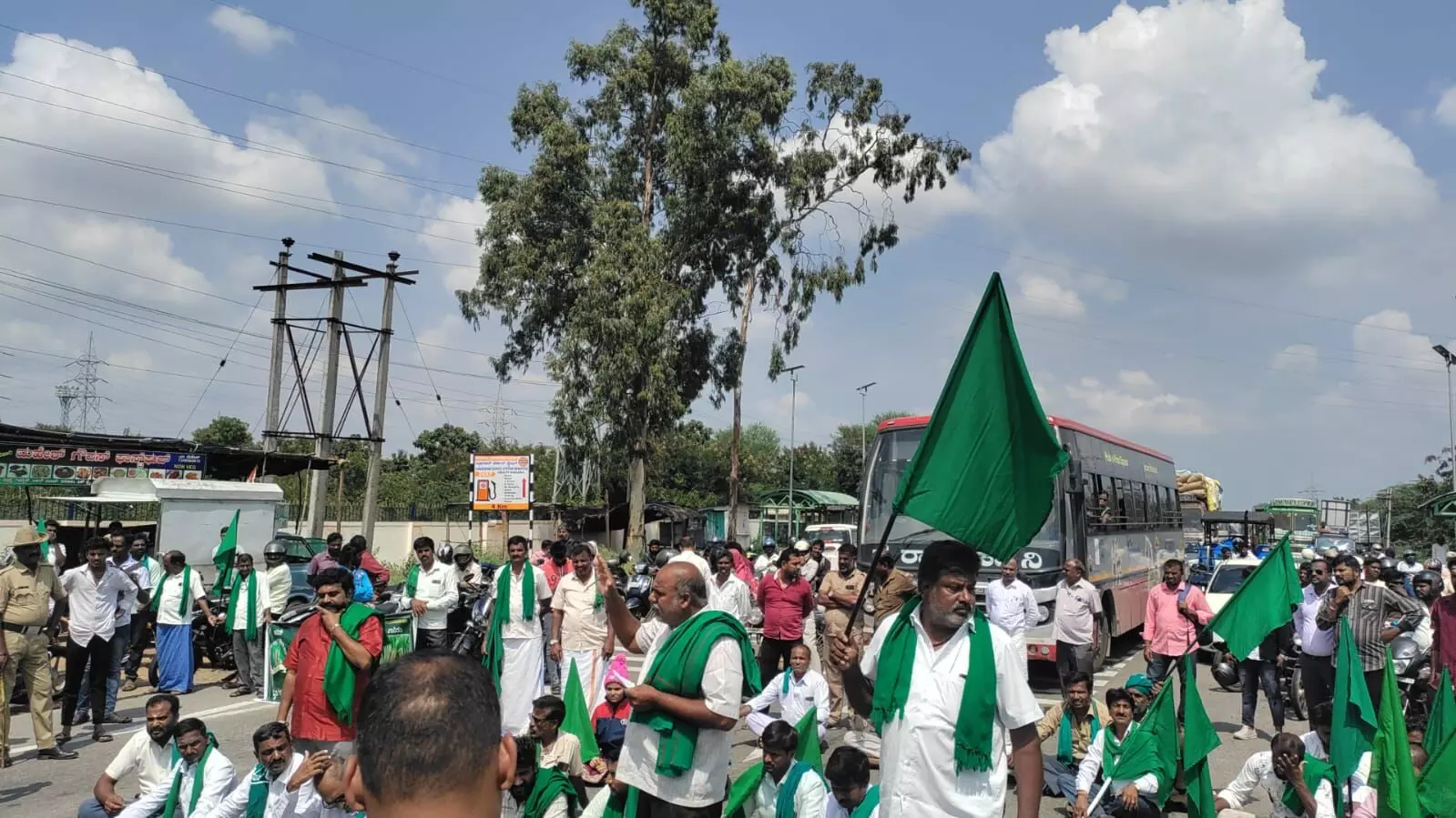 ಚಾಮರಾಜನಗರ | ದೊಡ್ಡರಾಯಪೇಟೆ ಗೇಟ್ ಬಳಿ ಹೆದ್ದಾರಿ ತಡೆದು ರೈತರಿಂದ ಪ್ರತಿಭಟನೆ