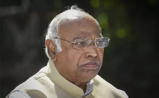 ವಂದೇ ಮಾತರಂ ವಿರುದ್ಧ ಆರೆಸ್ಸೆಸ್‌ ನಿಂದ ಸದಾವತ್ಸಲೆ ಹಾಡು: ಖರ್ಗೆ ಟೀಕೆ