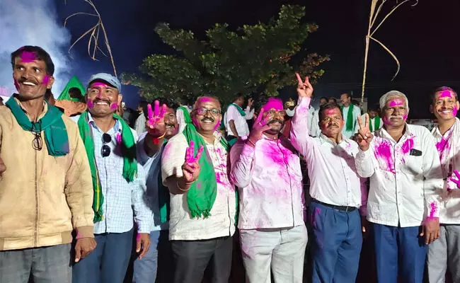 ಬೆಳಗಾವಿ | ಟನ್‌ ಕಬ್ಬಿಗೆ 3,300 ರೂ. ಘೋಷಣೆ; ಗುರ್ಲಾಪುರ ಕ್ರಾಸ್, ಹತ್ತರಗಿ ಟೋಲ್‌ಗೇಟ್ ಬಳಿ ರೈತರ ಸಂಭ್ರಮಾಚರಣೆ