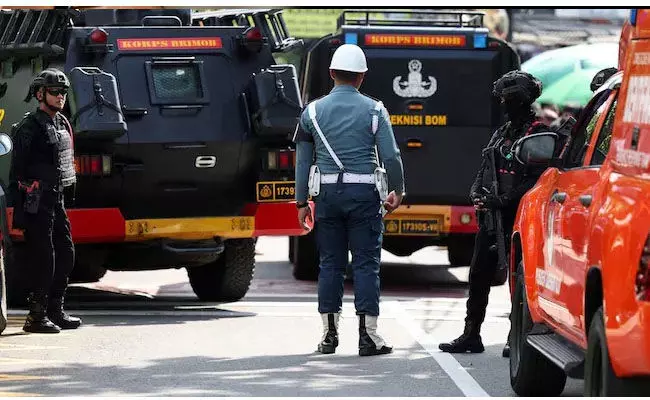 ಜಕಾರ್ತ ಶಾಲೆ ಬಳಿ ಸ್ಪೋಟ: ಕನಿಷ್ಠ 54 ಮಂದಿಗೆ ಗಾಯ ಜಕಾರ್ತ ಶಾಲೆ ಬಳಿ ಸ್ಪೋಟ: ಕನಿಷ್ಠ 54 ಮಂದಿಗೆ ಗಾಯ