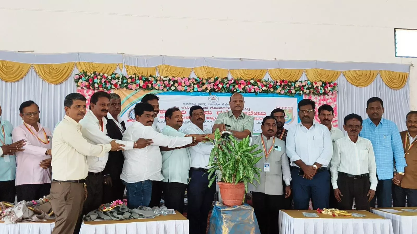 ಸುರಪುರ | ವಿದ್ಯಾರ್ಥಿಗಳು ಸಮಯ ವ್ಯರ್ಥ ಮಾಡದೆ ಕಷ್ಟಪಟ್ಟು ಓದಬೇಕು : ಪ್ರೊ.ಹನುಮಂತಪ್ಪ