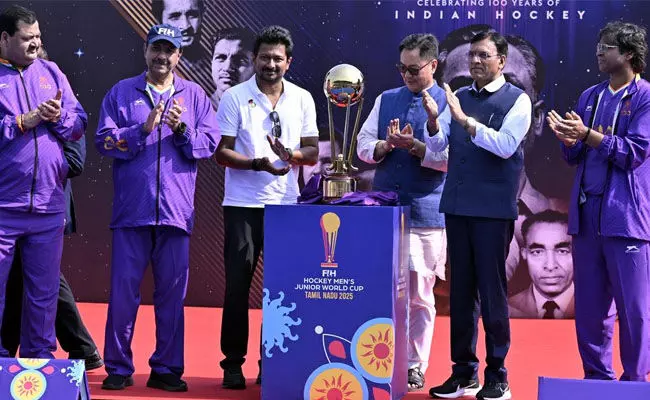 ಹಾಕಿ ಇಂಡಿಯಾಕ್ಕೆ ಶತಕದ ಸಂಭ್ರಮ: ದಂತಕತೆಗಳಿಗೆ ಗೌರವ, ಸ್ಮರಣ ಸಂಚಿಕೆ ಬಿಡುಗಡೆ ಹಾಕಿ ಇಂಡಿಯಾಕ್ಕೆ ಶತಕದ ಸಂಭ್ರಮ: ದಂತಕತೆಗಳಿಗೆ ಗೌರವ, ಸ್ಮರಣ ಸಂಚಿಕೆ ಬಿಡುಗಡೆ