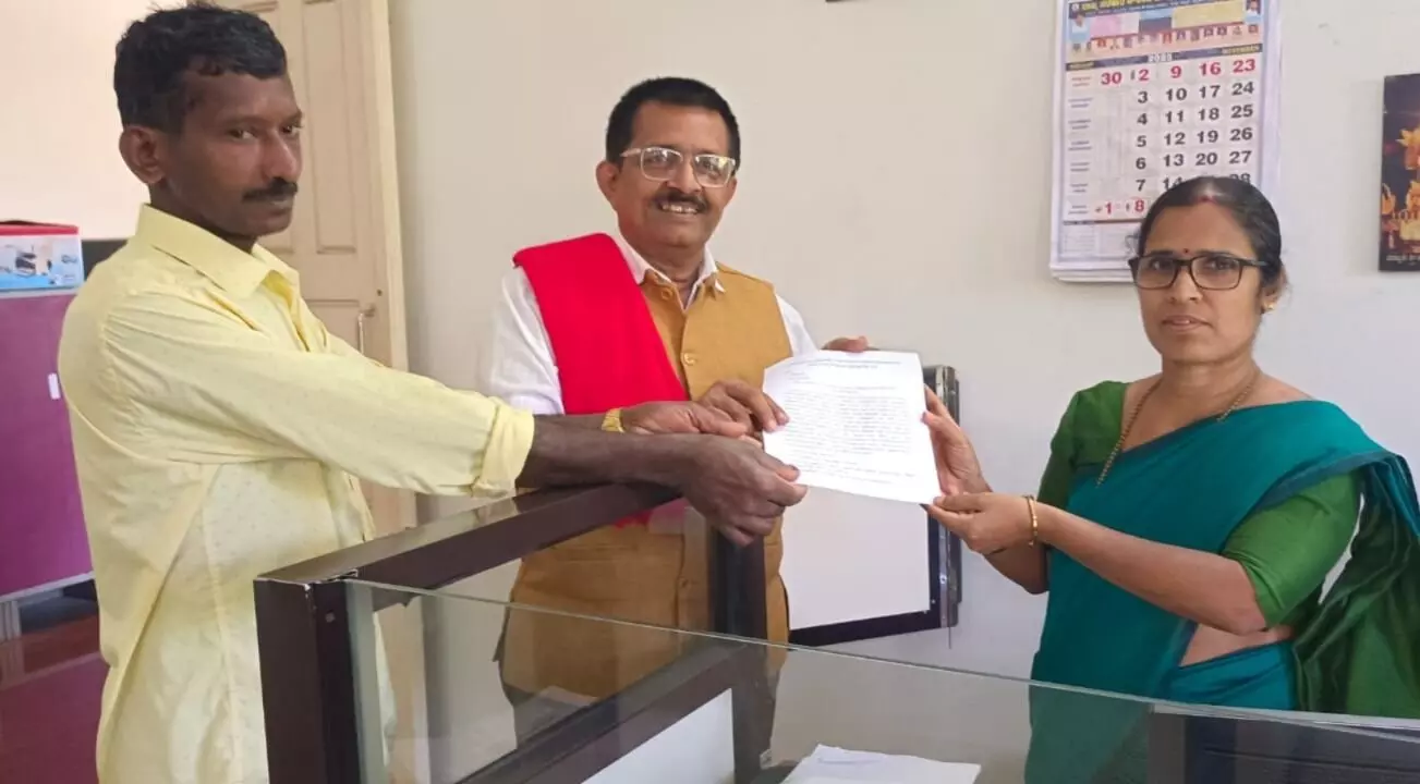 ದನ ಮಾರಾಟ ಆರೋಪ: ಪೊಲೀಸರು ಮುಟ್ಟುಗೋಲು ಹಾಕಿದ್ದ ಮನೆ ಬಿಡುಗಡೆಗೆ ಪುತ್ತೂರು ಎಸಿ ಆದೇಶ ದನ ಮಾರಾಟ ಆರೋಪ: ಪೊಲೀಸರು ಮುಟ್ಟುಗೋಲು ಹಾಕಿದ್ದ ಮನೆ ಬಿಡುಗಡೆಗೆ ಪುತ್ತೂರು ಎಸಿ ಆದೇಶ