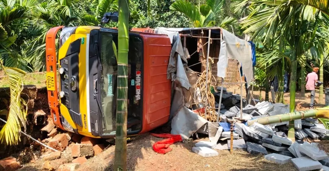 ಸುಳ್ಯ| ಇಂಟರ್ ಲಾಕ್ ತುಂಬಿದ್ದ ಲಾರಿ ಪಲ್ಟಿ: ಇಬ್ಬರಿಗೆ ಗಾಯ