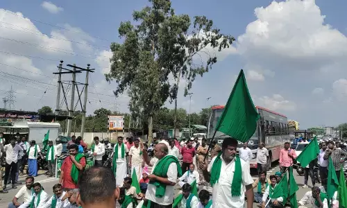 ಚಾಮರಾಜನಗರ | ದೊಡ್ಡರಾಯಪೇಟೆ ಗೇಟ್ ಬಳಿ ಹೆದ್ದಾರಿ ತಡೆದು ರೈತರಿಂದ ಪ್ರತಿಭಟನೆ