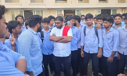 ಮಂಗಳೂರು| ಶುಲ್ಕ ಕಟ್ಟದ್ದಕ್ಕೆ ದಂಡ ವಸೂಲಿ ಆರೋಪ: ಶ್ರೀ ದೇವಿ ಕಾಲೇಜಿನ ವಿದ್ಯಾರ್ಥಿಗಳಿಂದ ಪ್ರತಿಭಟನೆ