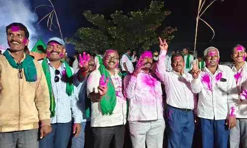 ಬೆಳಗಾವಿ | ಟನ್‌ ಕಬ್ಬಿಗೆ 3,300 ರೂ. ಘೋಷಣೆ; ಗುರ್ಲಾಪುರ ಕ್ರಾಸ್, ಹತ್ತರಗಿ ಟೋಲ್‌ಗೇಟ್ ಬಳಿ ರೈತರ ಸಂಭ್ರಮಾಚರಣೆ