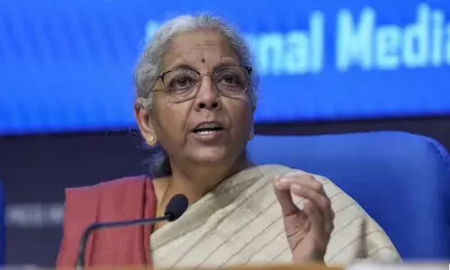 ಬ್ಯಾಂಕ್ ಸಿಬ್ಬಂದಿ ಗ್ರಾಹಕರೊಂದಿಗೆ ಸ್ಥಳೀಯ ಭಾಷೆಯಲ್ಲಿ ಮಾತನಾಡಬೇಕು: ಹಣಕಾಸು ಸಚಿವೆ ನಿರ್ಮಲಾ ಸೀತಾರಾಮನ್