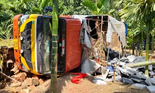 ಸುಳ್ಯ| ಇಂಟರ್ ಲಾಕ್ ತುಂಬಿದ್ದ ಲಾರಿ ಪಲ್ಟಿ: ಇಬ್ಬರಿಗೆ ಗಾಯ