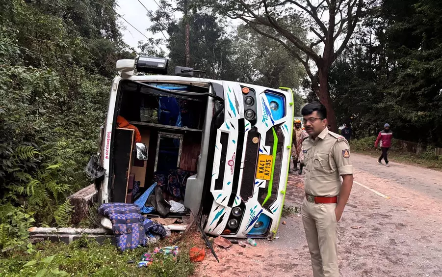 ಶೃಂಗೇರಿ | ಚಾಲಕನ ನಿಯಂತ್ರಣ ತಪ್ಪಿ ಪ್ರವಾಸಿ ಬಸ್ ಪಲ್ಟಿ; ಶಿಕ್ಷಕರು, ಹಲವು ವಿದ್ಯಾರ್ಥಿಗಳಿಗೆ ಗಾಯ ಶೃಂಗೇರಿ | ಚಾಲಕನ ನಿಯಂತ್ರಣ ತಪ್ಪಿ ಪ್ರವಾಸಿ ಬಸ್ ಪಲ್ಟಿ; ಶಿಕ್ಷಕರು, ಹಲವು ವಿದ್ಯಾರ್ಥಿಗಳಿಗೆ ಗಾಯ