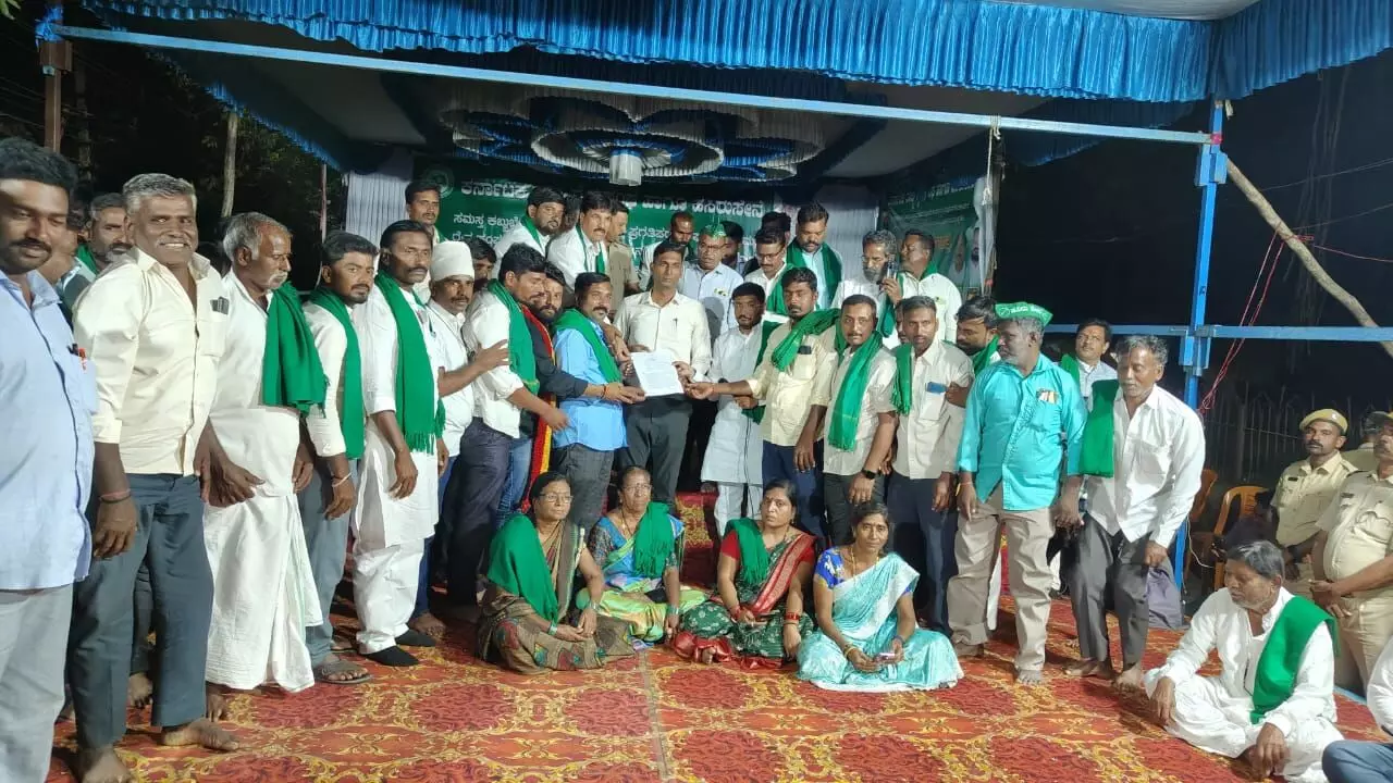 ವಿಜಯಪುರ ಜಿಲ್ಲೆಯಲ್ಲೂ ಕಬ್ಬಿಗೆ 3,300 ರೂ. ದರ ನಿಗದಿ; ರೈತರ ಸಂಭ್ರಮ ವಿಜಯಪುರ ಜಿಲ್ಲೆಯಲ್ಲೂ ಕಬ್ಬಿಗೆ 3,300 ರೂ. ದರ ನಿಗದಿ; ರೈತರ ಸಂಭ್ರಮ