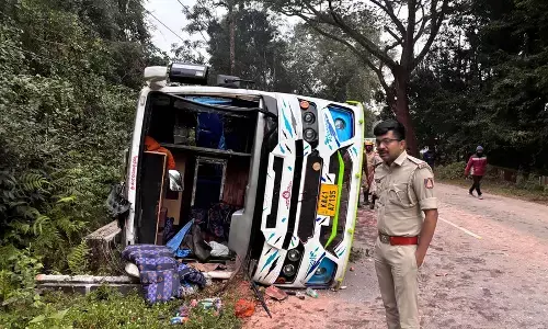 ಶೃಂಗೇರಿ | ಚಾಲಕನ ನಿಯಂತ್ರಣ ತಪ್ಪಿ ಪ್ರವಾಸಿ ಬಸ್ ಪಲ್ಟಿ; ಶಿಕ್ಷಕರು, ಹಲವು ವಿದ್ಯಾರ್ಥಿಗಳಿಗೆ ಗಾಯ