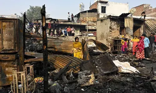 ದಿಲ್ಲಿ| ಮೆಟ್ರೊ ನಿಲ್ದಾಣದ ಬಳಿ ಭಾರಿ ಬೆಂಕಿ ಅವಘಡ: ನೂರಾರು ಗುಡಿಸಲುಗಳು ಬೆಂಕಿಗಾಹುತಿ