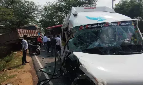 ಹನೂರು | ಲಾರಿ–ಟೆಂಪೋ ಟ್ರಾವೆಲರ್‌ ನಡುವೆ ಢಿಕ್ಕಿ: 12 ಮಂದಿಗೆ ಗಾಯ