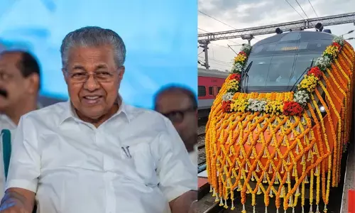 ವಂದೇಭಾರತ್ ರೈಲು ಚಾಲನೆ ಕಾರ್ಯಕ್ರಮದಲ್ಲಿ ಆರೆಸ್ಸೆಸ್ ಗೀತೆ | ಜಾತ್ಯತೀತತೆಯನ್ನು ನಾಶಗೊಳಿಸಲಾಗುತ್ತಿದೆ: ಕೇರಳ ಸಿಎಂ ಪಿಣರಾಯಿ ವಿಜಯನ್ ವಾಗ್ದಾಳಿ