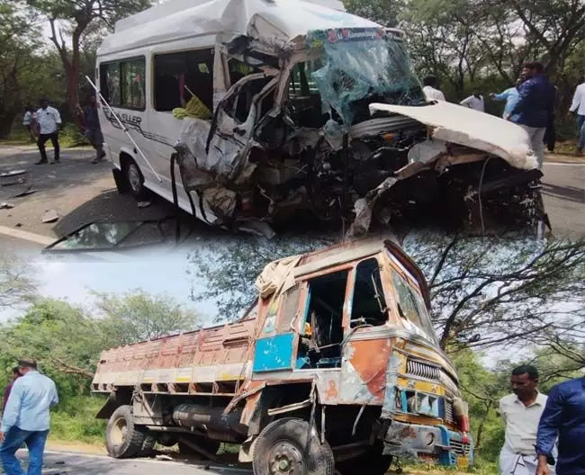 ಚಾಮರಾಜನಗರ : ಲಾರಿ–ಟೆಂಪೋ ಟ್ರಾವೆಲರ್ ಢಿಕ್ಕಿ: ಹಲವರಿಗೆ ಗಾಯ, ಆಸ್ಪತ್ರೆಗೆ ದಾಖಲು