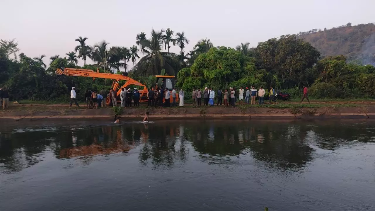 ದಾವಣಗೆರೆ | ಭದ್ರಾ ಕಾಲುವೆಗೆ ಬಿದ್ದ ಕಾರು: ಇಬ್ಬರು ಮೃತ್ಯು; ನಾಲ್ವರು ಪಾರು ದಾವಣಗೆರೆ | ಭದ್ರಾ ಕಾಲುವೆಗೆ ಬಿದ್ದ ಕಾರು: ಇಬ್ಬರು ಮೃತ್ಯು; ನಾಲ್ವರು ಪಾರು