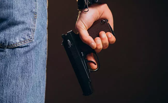 ಸಹಪಾಠಿಗೆ ಗುಂಡಿಕ್ಕಿದ ಹದಿಹರೆಯದ ಬಾಲಕರು! ಸಹಪಾಠಿಗೆ ಗುಂಡಿಕ್ಕಿದ ಹದಿಹರೆಯದ ಬಾಲಕರು!