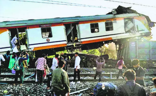 ಛತ್ತೀಸ್ ಗಢ ರೈಲು ಅಪಘಾತ: ತನಿಖೆಯಲ್ಲಿ ರೈಲು ಕೆಂಪು ದೀಪವನ್ನು ಉಲ್ಲಂಘಿಸಿರುವುದು ಪತ್ತೆ ಛತ್ತೀಸ್ ಗಢ ರೈಲು ಅಪಘಾತ: ತನಿಖೆಯಲ್ಲಿ ರೈಲು ಕೆಂಪು ದೀಪವನ್ನು ಉಲ್ಲಂಘಿಸಿರುವುದು ಪತ್ತೆ