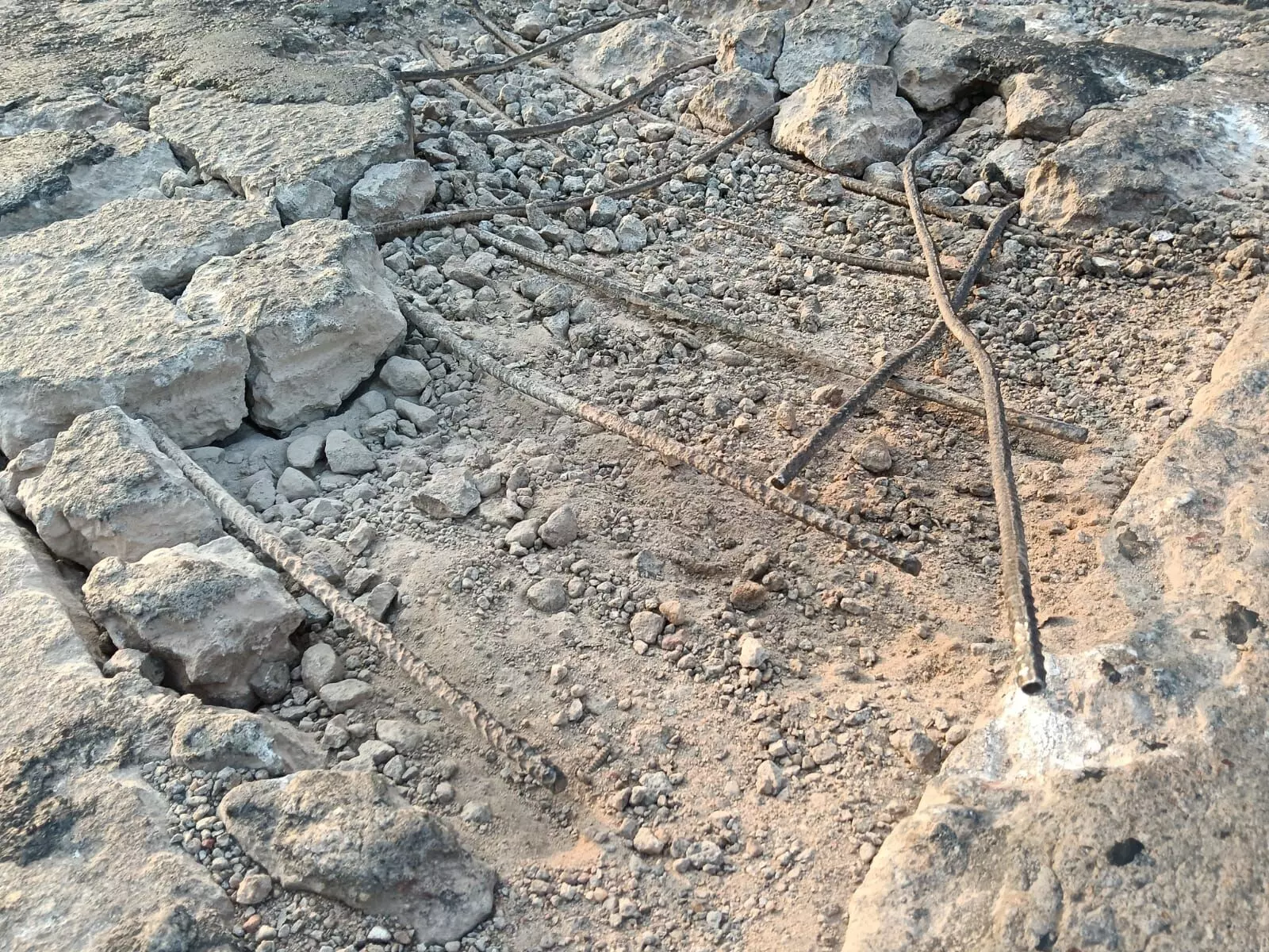 ಉಡುಪಿ: ಅಪಾಯ ಆಹ್ವಾನಿಸುತ್ತಿರುವ ಕಾಂಕ್ರೀಟ್ ರಸ್ತೆಯ ಕಂಬಿಗಳು! ಉಡುಪಿ: ಅಪಾಯ ಆಹ್ವಾನಿಸುತ್ತಿರುವ ಕಾಂಕ್ರೀಟ್ ರಸ್ತೆಯ ಕಂಬಿಗಳು!